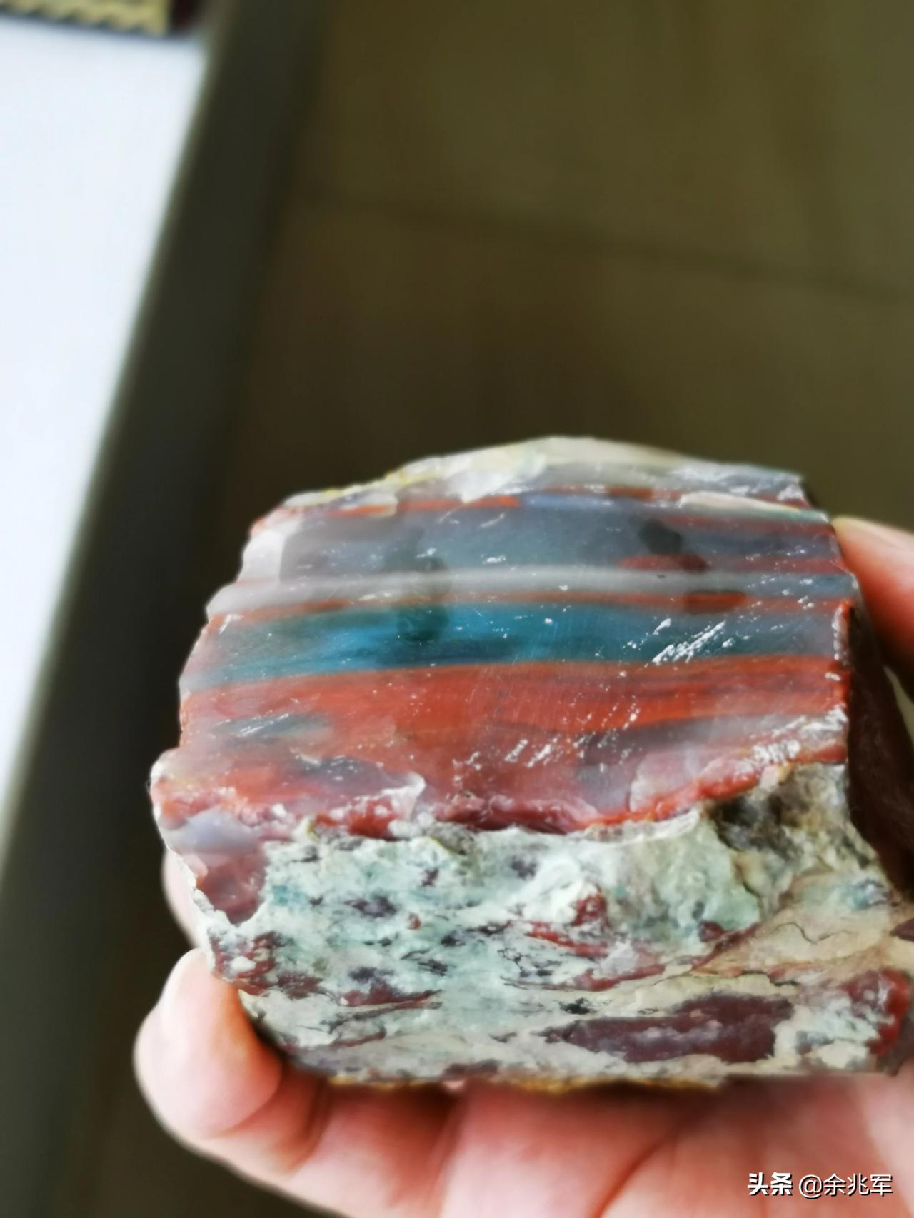 这块石头产地是商洛市洛南县当地人说这是七彩玛瑙石,朋友们说这是不