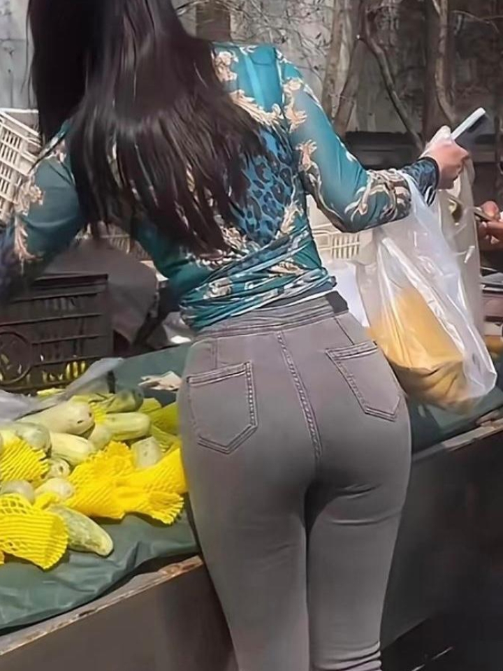 今天,这个女的又来这家水果店买水果了,记得三天前
