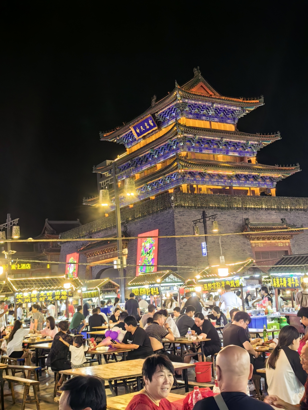 开封鼓楼夜市,久违的烟火气,羊肉炕馍真不错,千万别要辣.