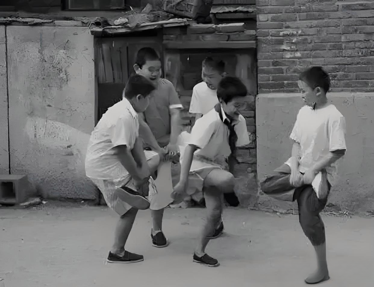 这就是我们最主要的娱乐活动.看到这些照片,能否勾起你童年的回忆呢?