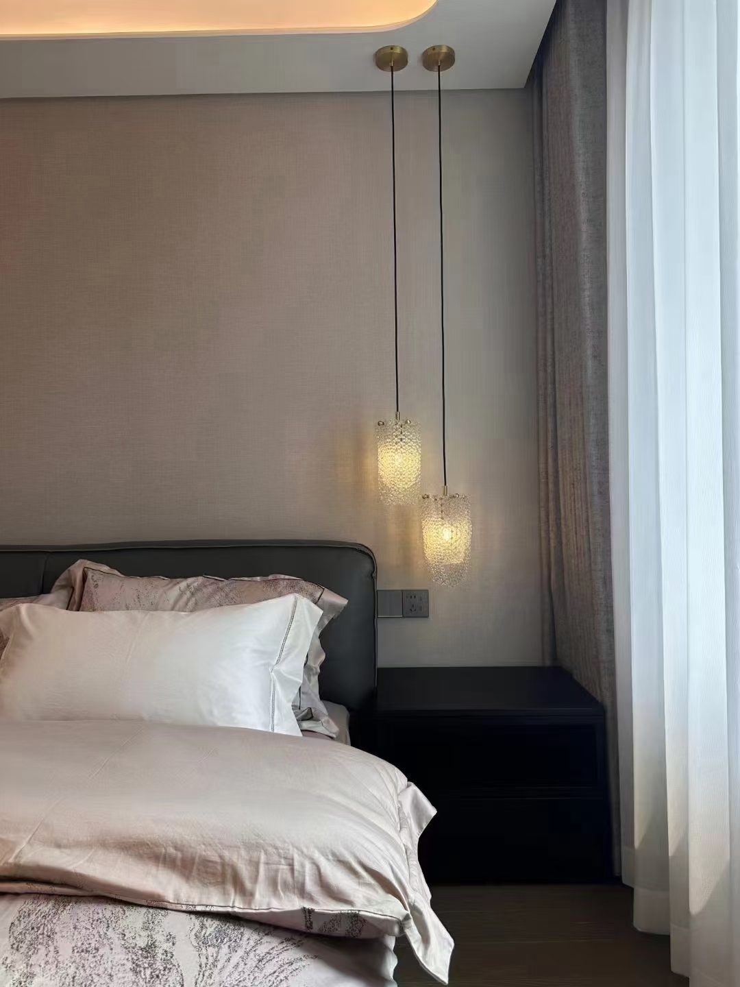 现代风卧室,床头轻奢吊灯,简约而不失格调.