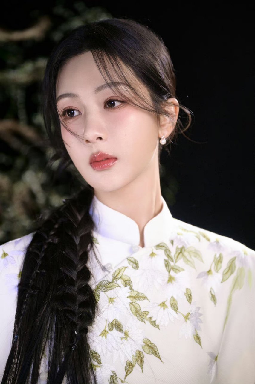 杨紫的新中式穿搭:喜欢汉服但又觉得汉服繁琐的姐妹,可以尝试一下新