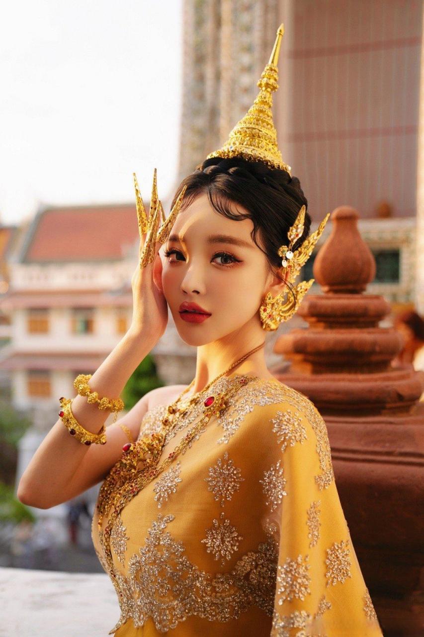 2015年张檬被曝插足刘雨欣家庭,刘雨欣公开撕张檬,张檬向刘雨欣道歉