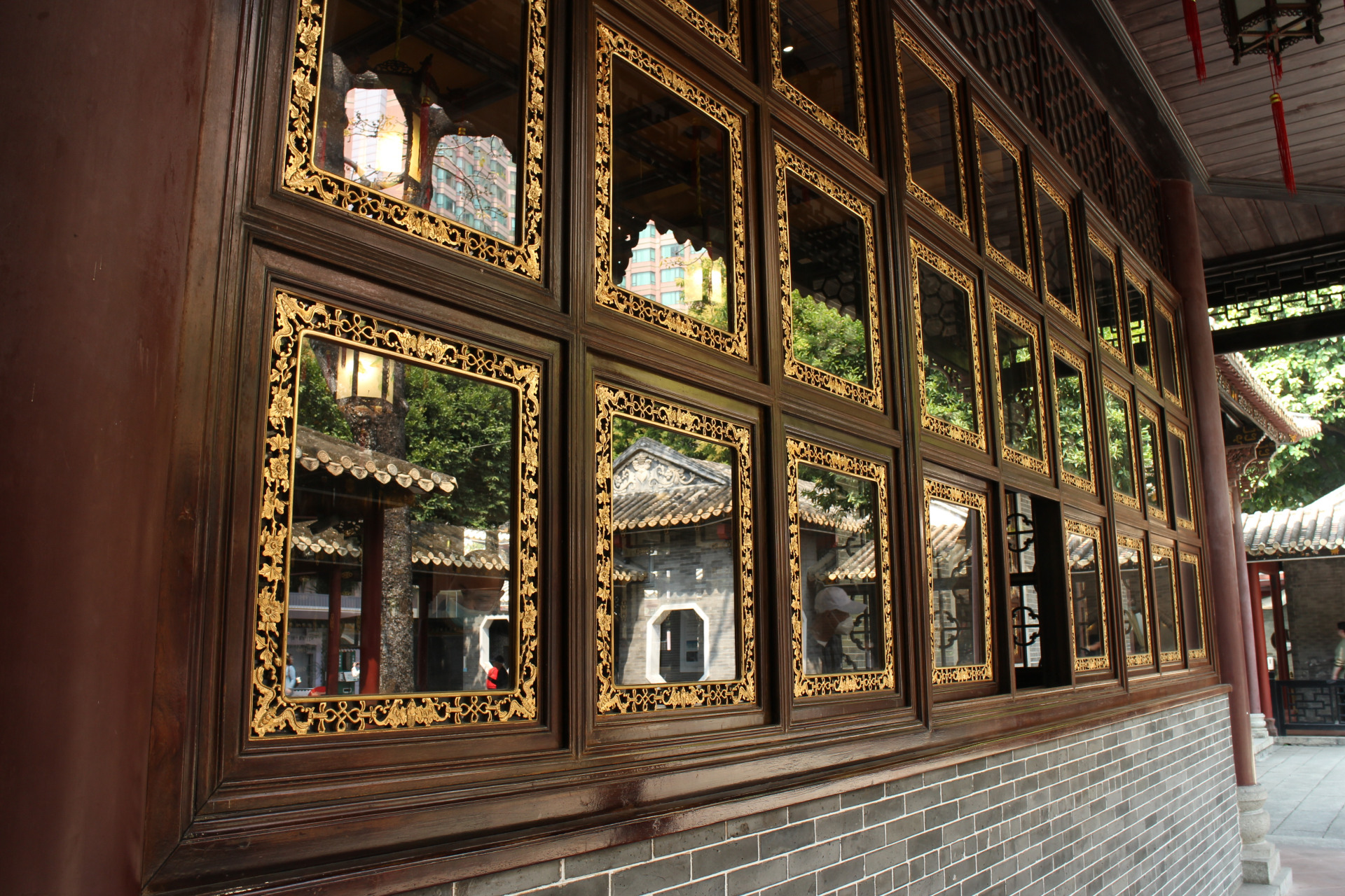 位于广东省佛山市的清晖园3:状元堂——金碧辉煌的装饰与点缀,凸显了