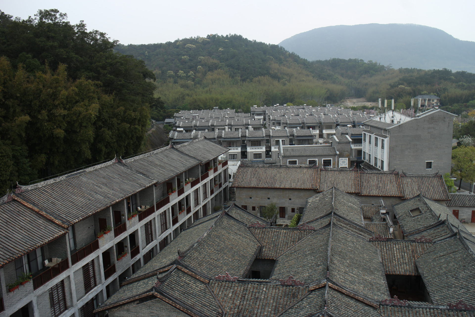 吾乡石屋位于广州市增城区派潭镇,它是广州唯一由180年历史的客家围屋