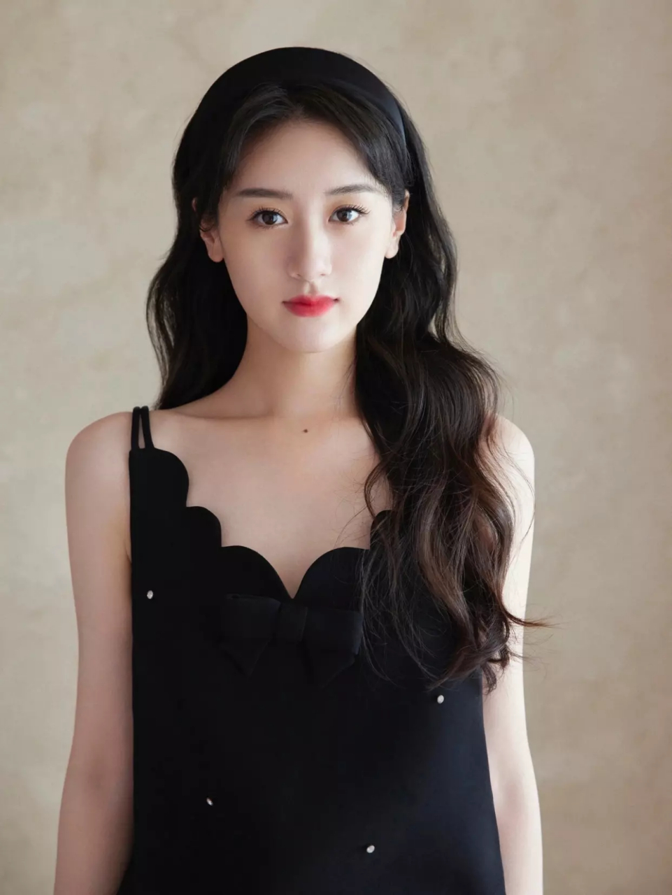 袁冰妍身穿黑色长裙,红唇配卷发格外青春靓丽,少女感十足.