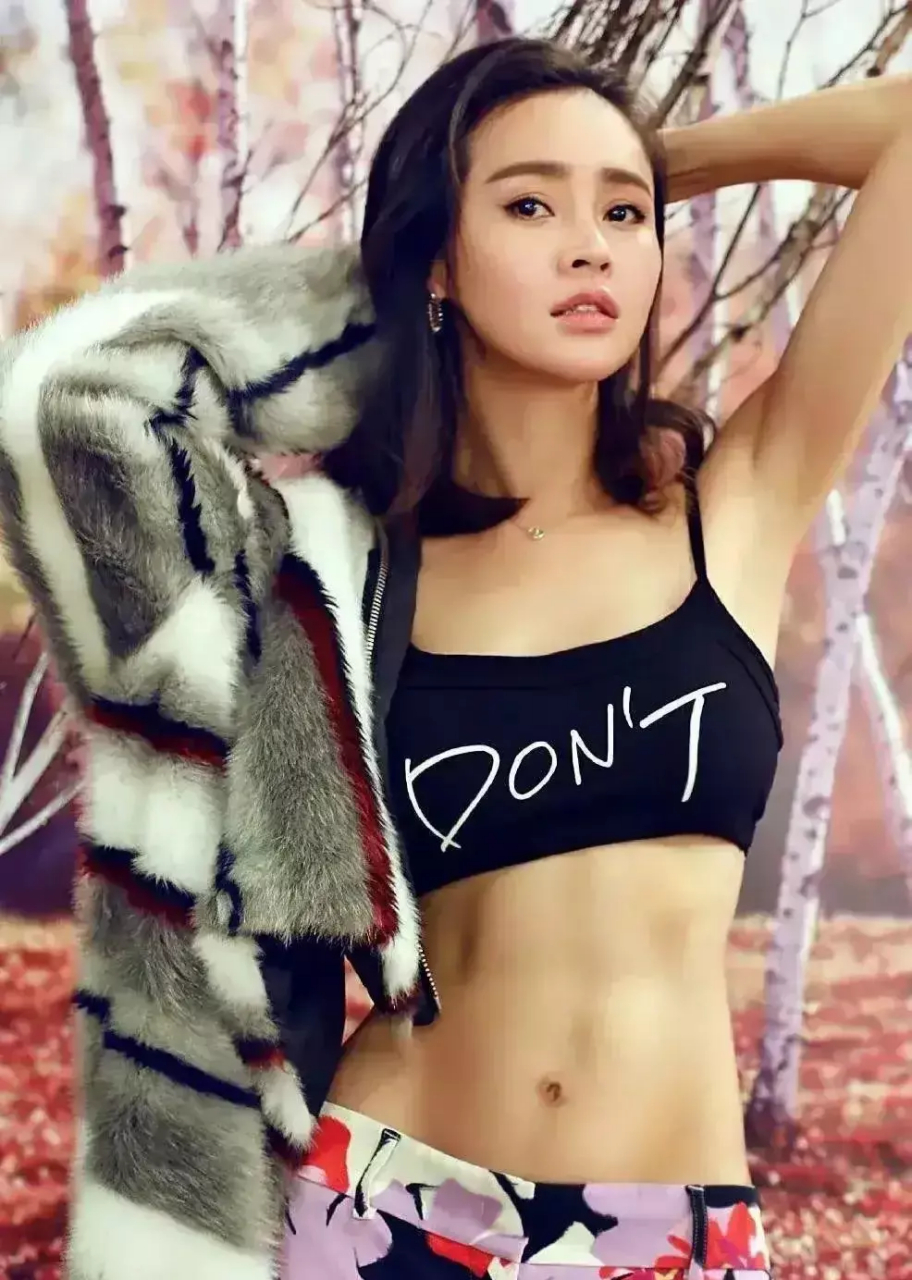 厉害,马甲线都出来,于明加看来没少在健身方面下功夫.