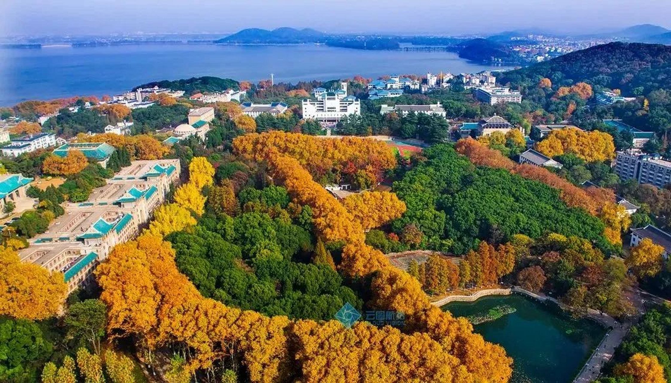 武汉周末好去处#东湖之滨,珞珈山上坐落着武汉最牛大学,它被誉为"