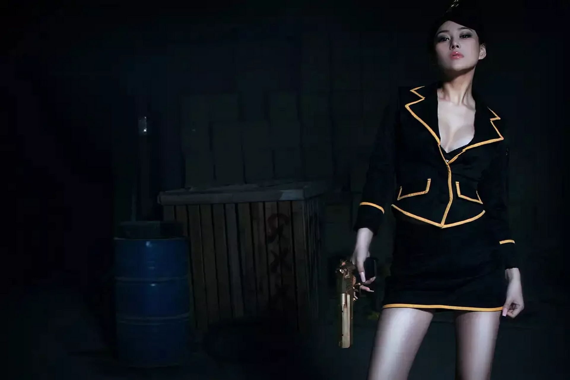 张馨予这身穿搭够飒,一身黑色戴帽子持枪穿越火线,格外干练十足.