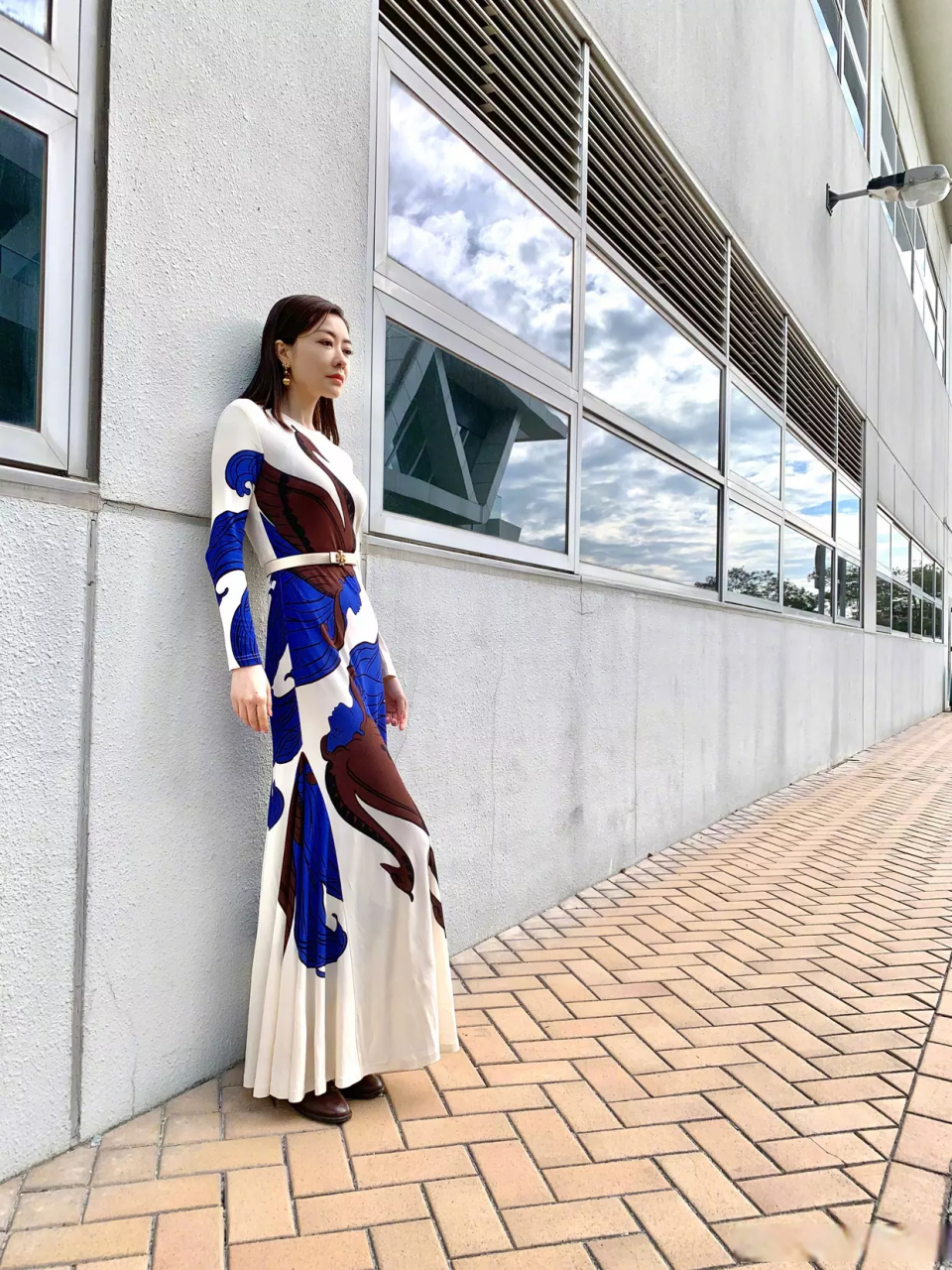 熊黛林身穿蓝白色长裙,格外优雅时尚,红唇配长发尽显成熟美,阔太气息