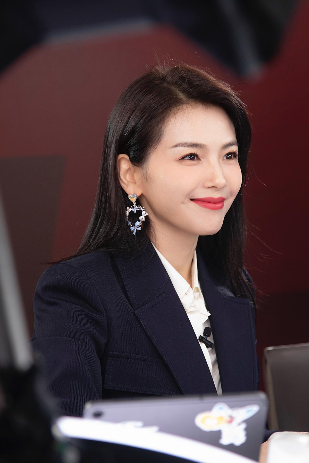 刘涛真美身穿白色衬衫搭配黑色西装戴耳环格外干练利落职场范