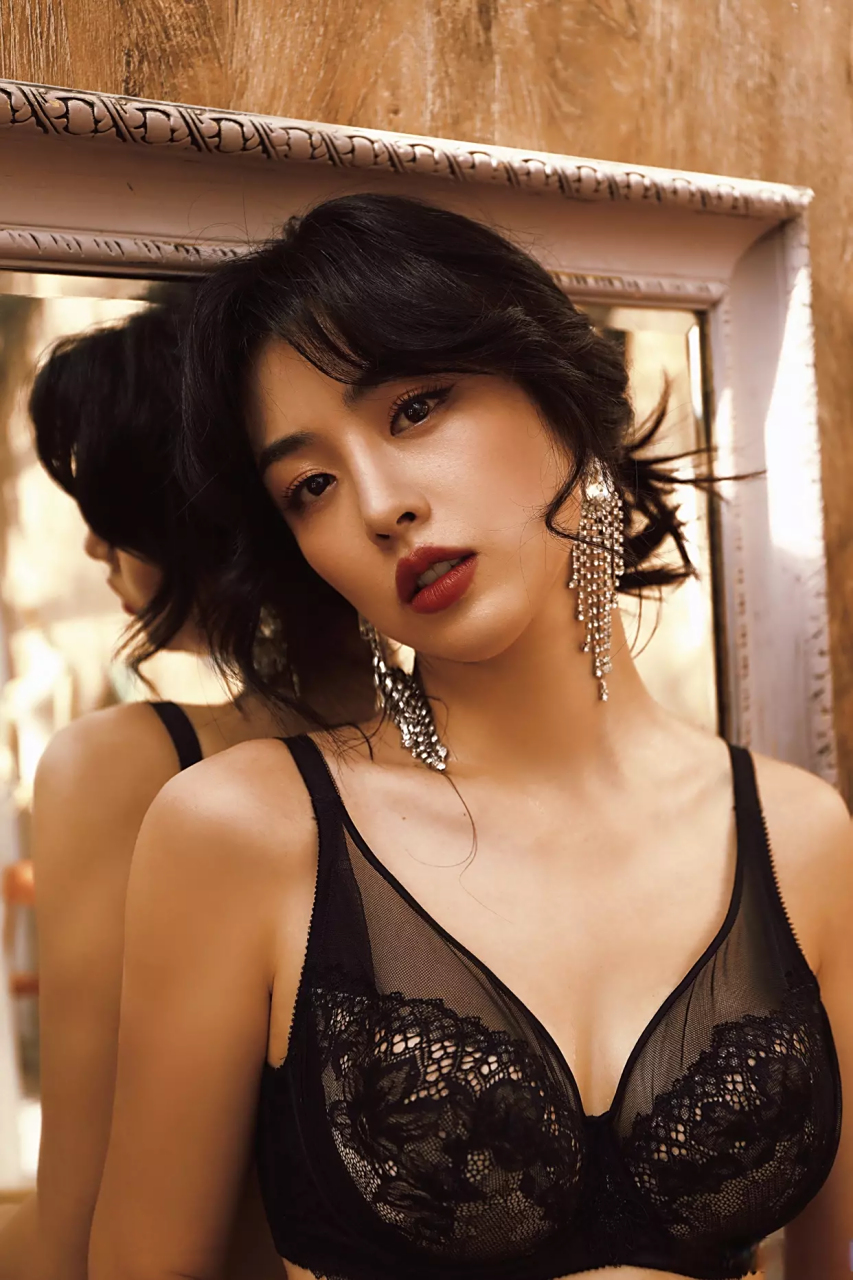 余薇薇身穿黑色内衣,红唇卷发,戴银色耳环,显得格外优雅动人,尽显成熟