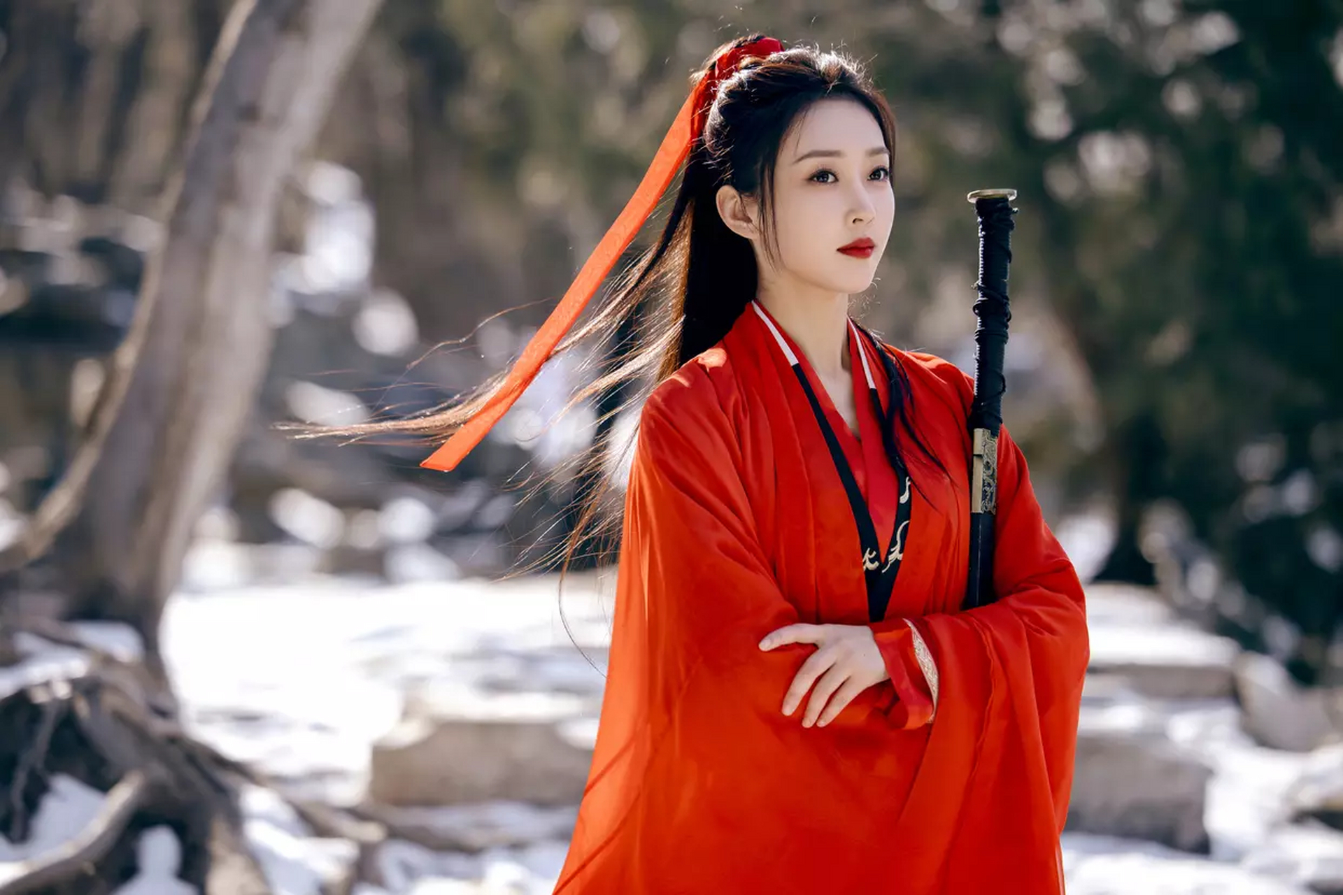 红衣侠女就是美