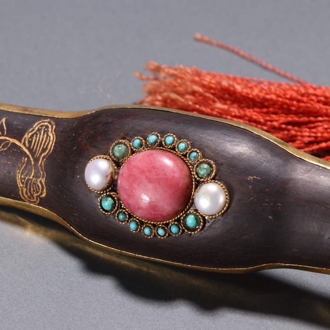 清代 紫檀包银鎏金嵌和田玉如意摆件. 规格:长37cm 宽9.