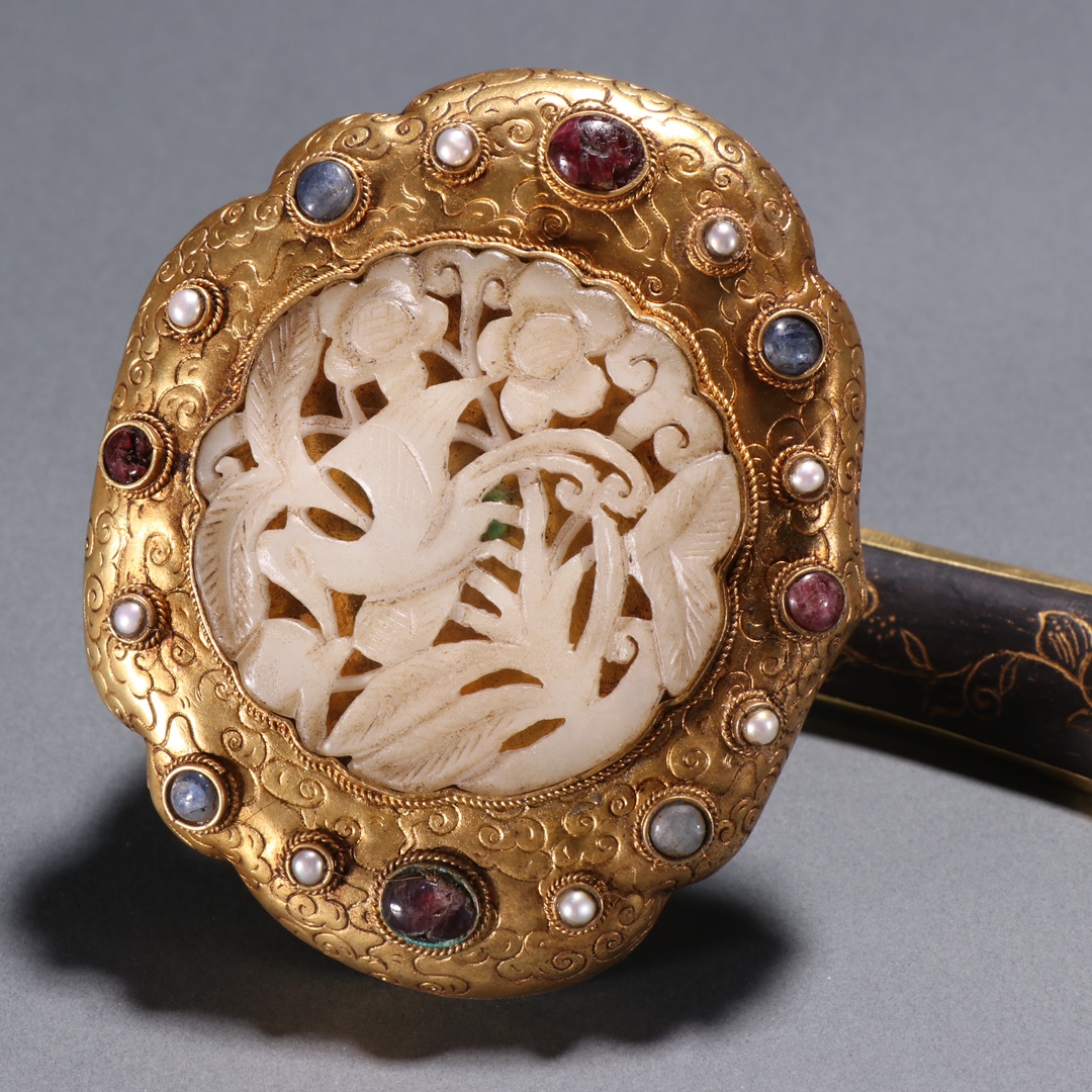 清代 紫檀包银鎏金嵌和田玉如意摆件. 规格:长37cm 宽9.