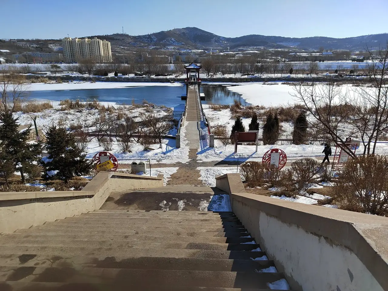 亲们判断一下下面四张照片分别是什么季节的,这是锦州女儿河公园悬索