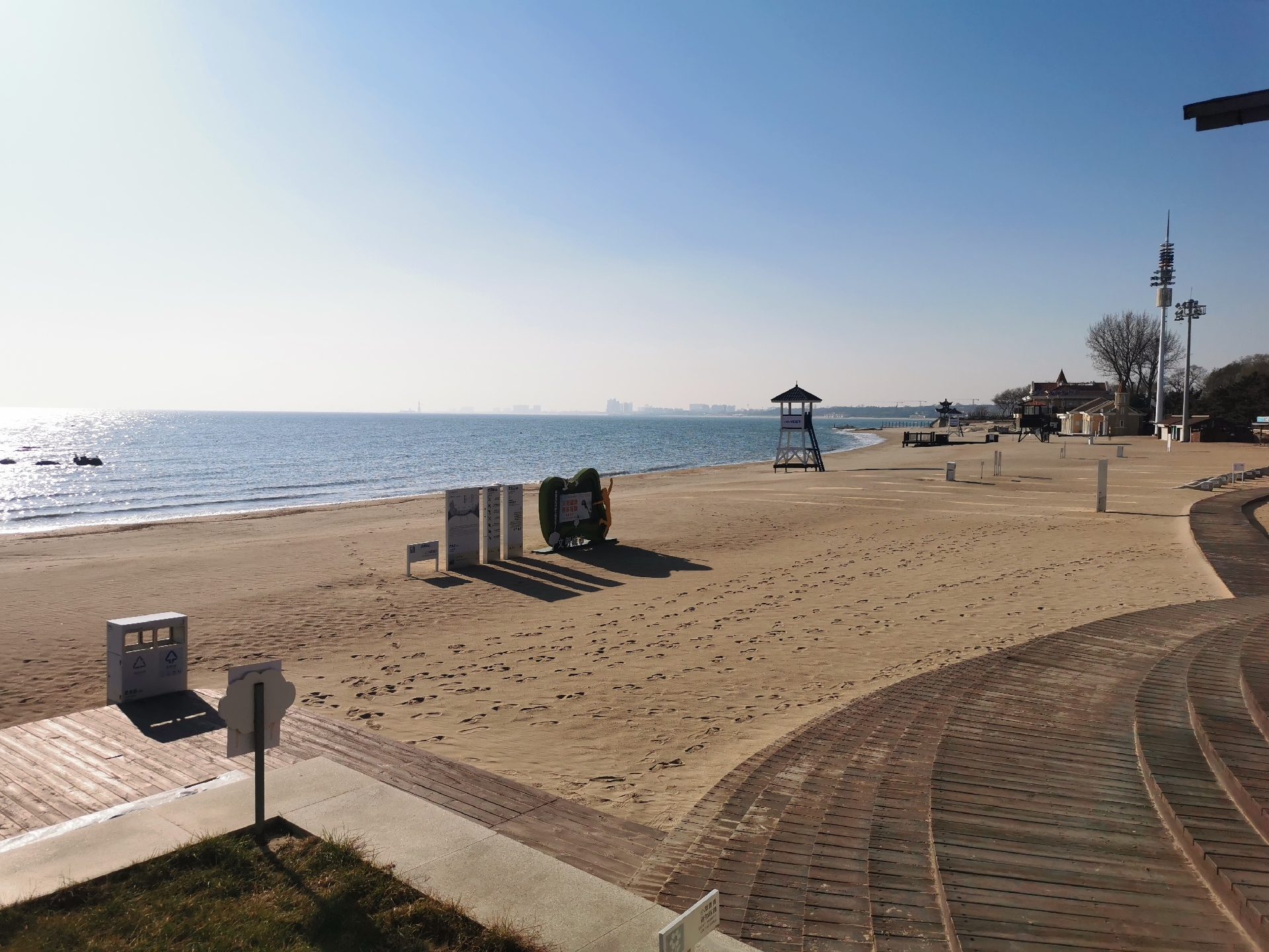 秦皇岛海滨海天一色,沙滩洁净,海水清澈,天气凉爽,游人稀少,海鸥成群