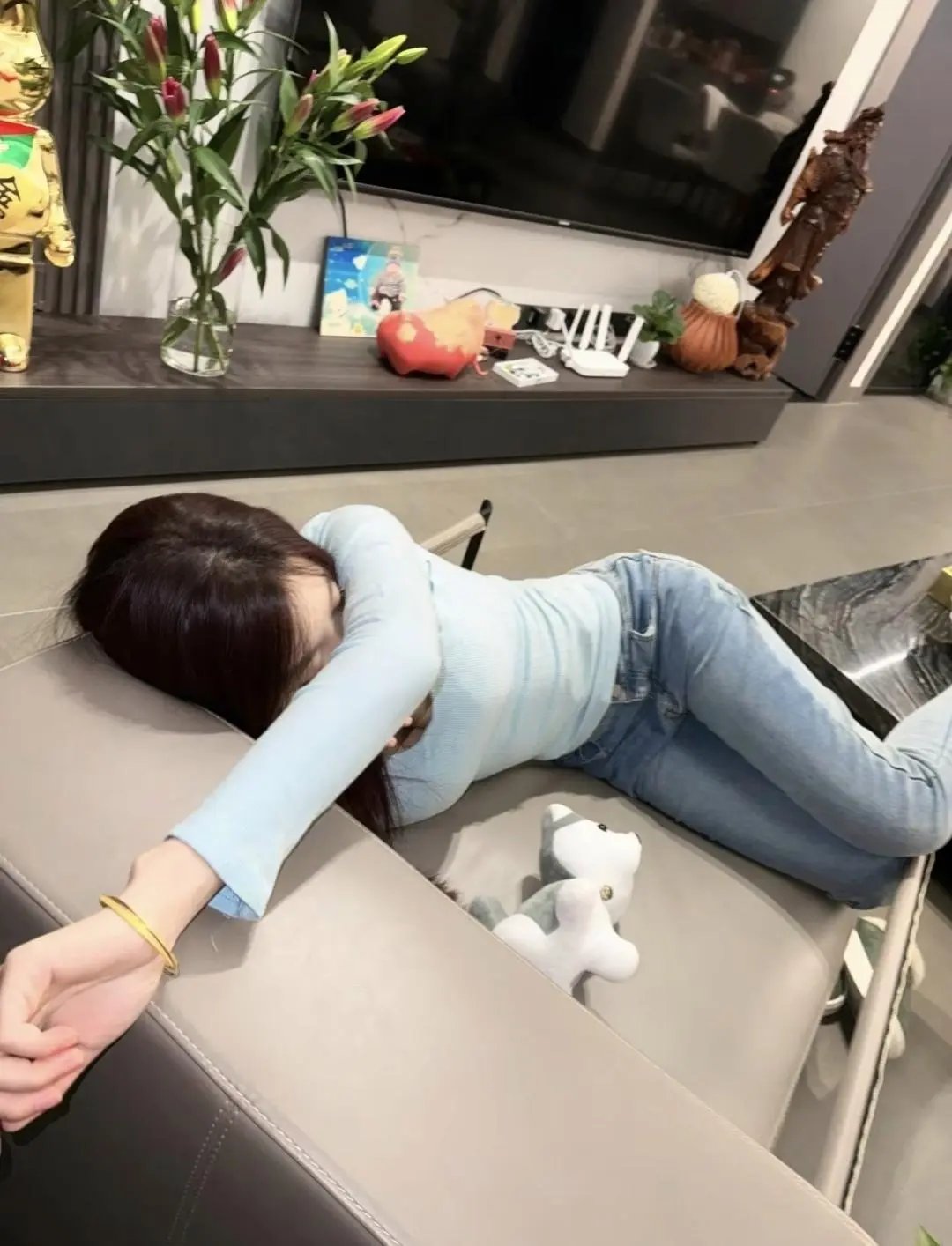 女孩的奇趣日常 94  98 夏日的微风轻拂,一个年轻女性躺在沙发上