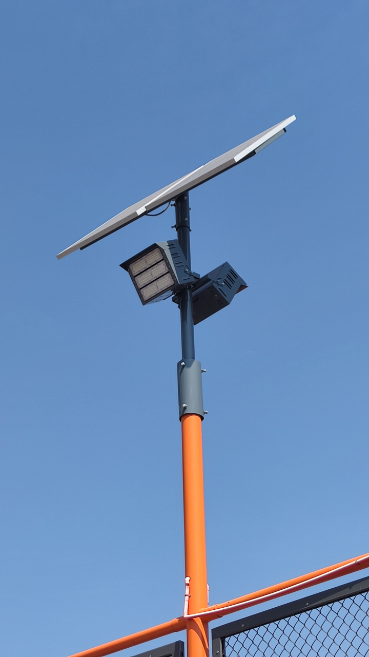 北京篮球场改装太阳能路灯供电打篮球在也不怕黑了