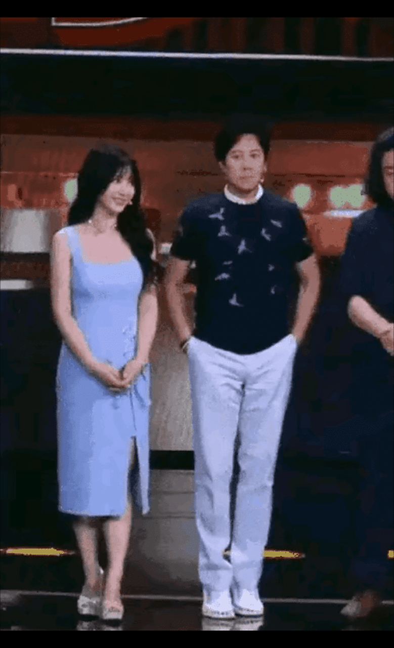 蔡国庆垫着脚vs柳岩的高跟鞋,初代偶像这也太内卷了吧?