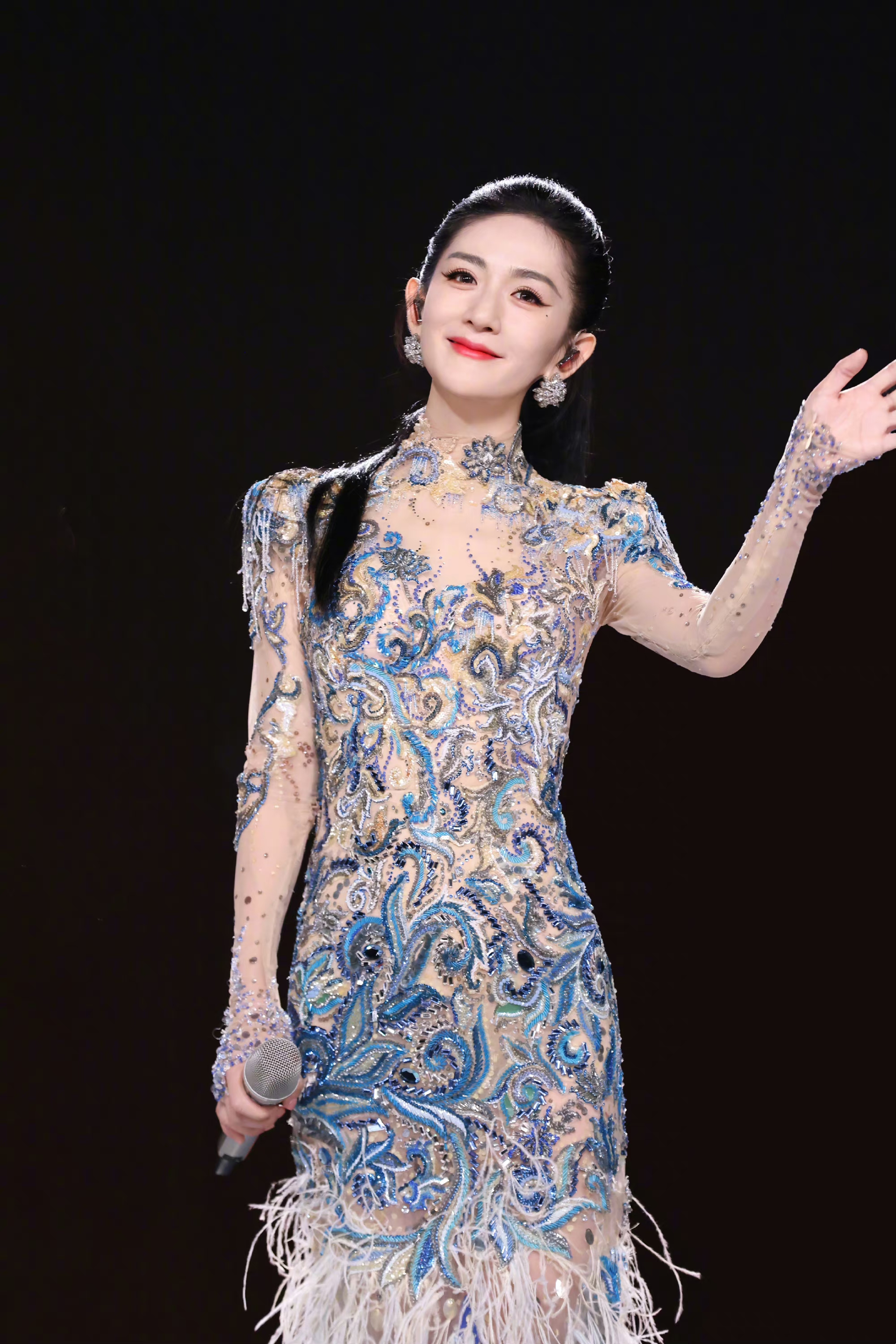 【谢娜回应浪姐舞台上的遗憾】在回答观众提问环节,谢娜回应自己在