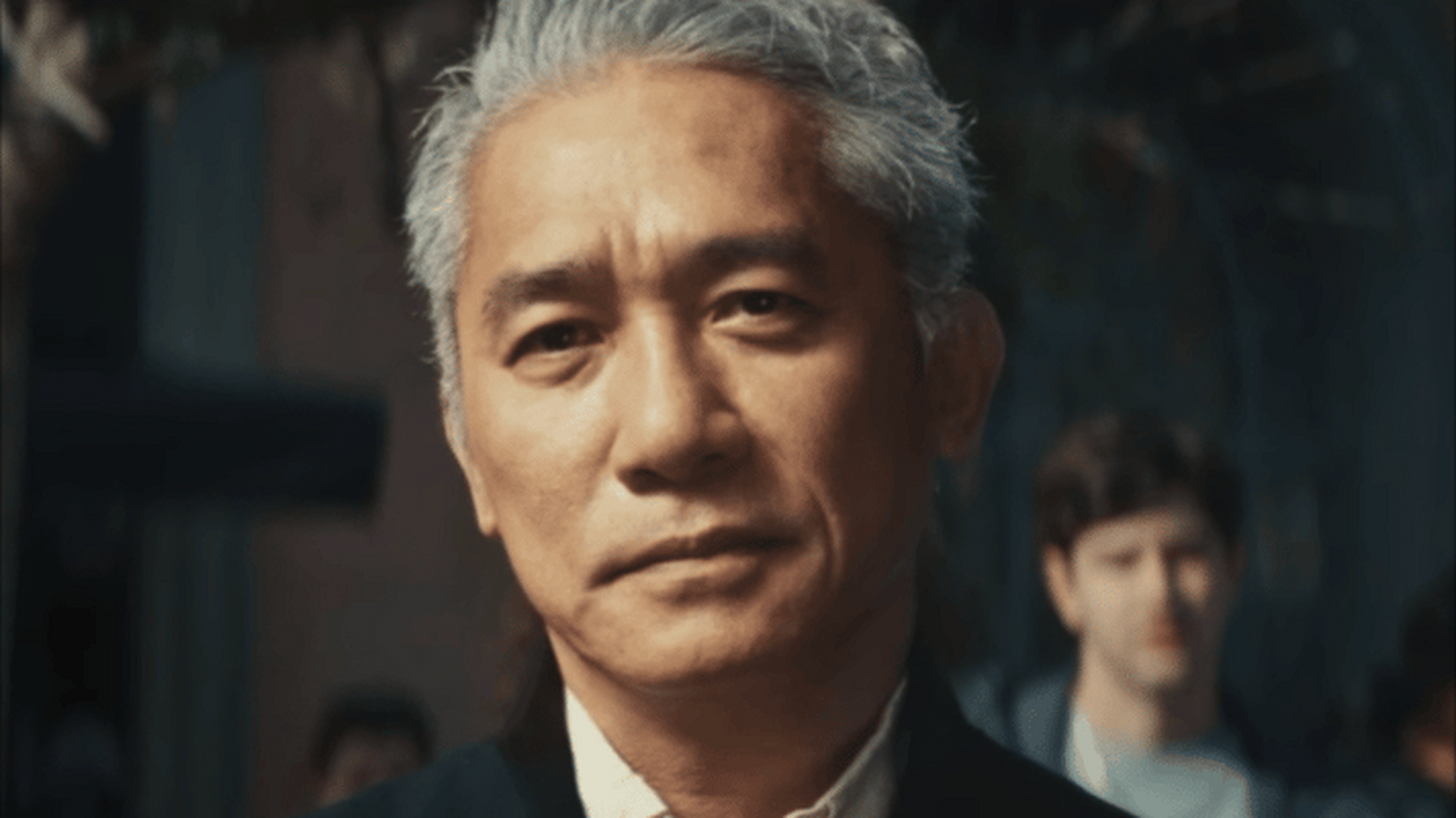 mv中,梁朝伟又帅又有气场,影帝在哪光芒在哪.#娱乐前沿资讯