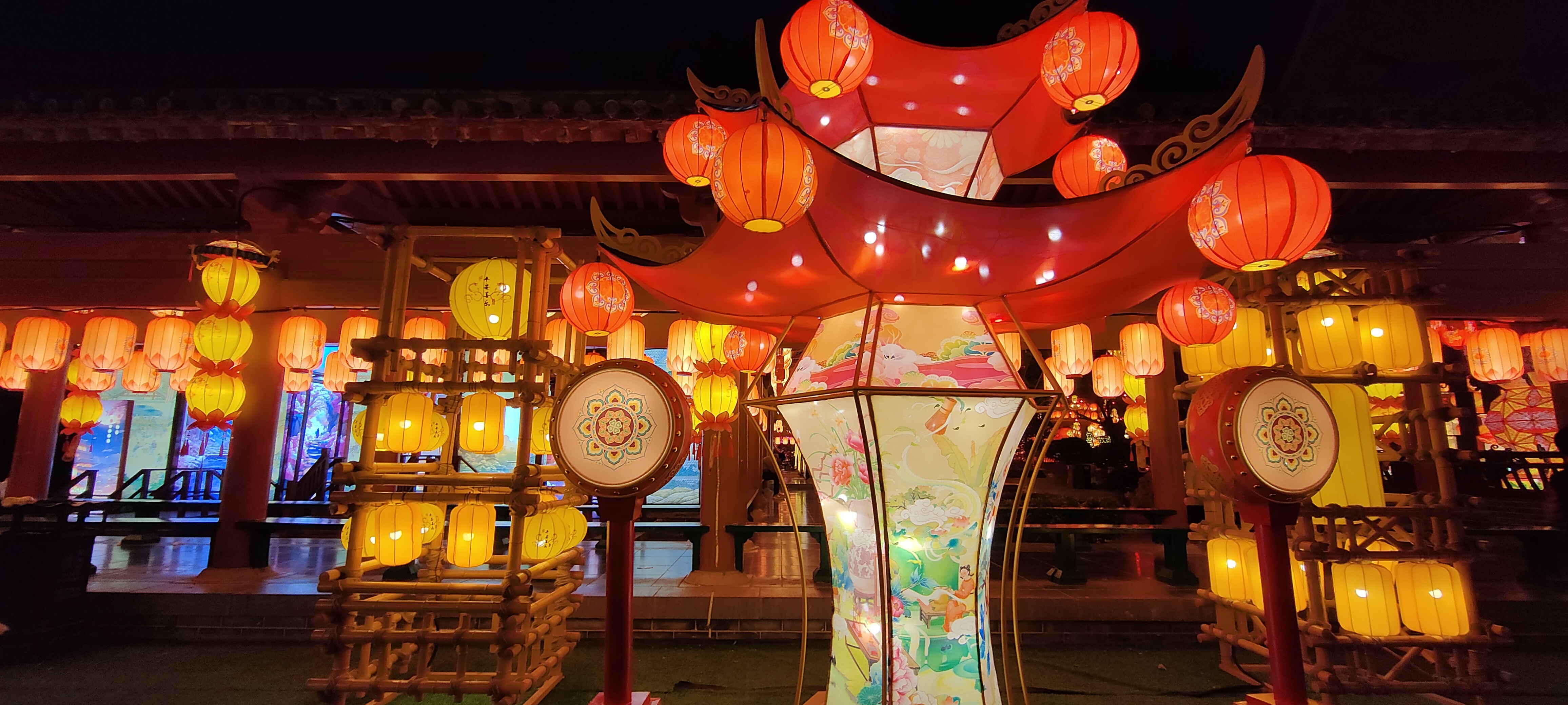 95  97哇塞,太美了!入夜后开封的清明上河园真是太漂亮了.