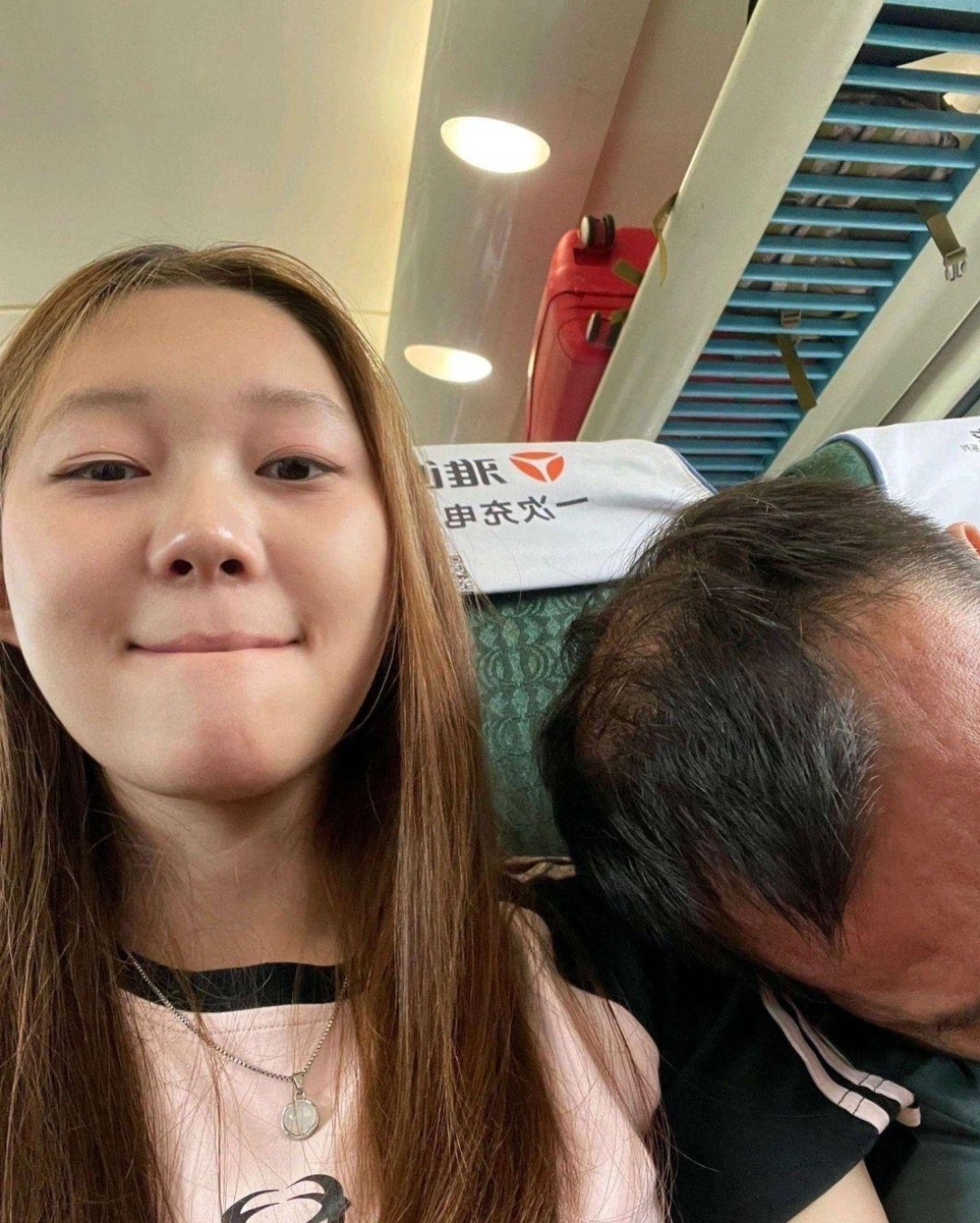 女孩不好意思叫醒大爷,我就想对她说:我也累了,想借你的肩膀靠靠,行吗