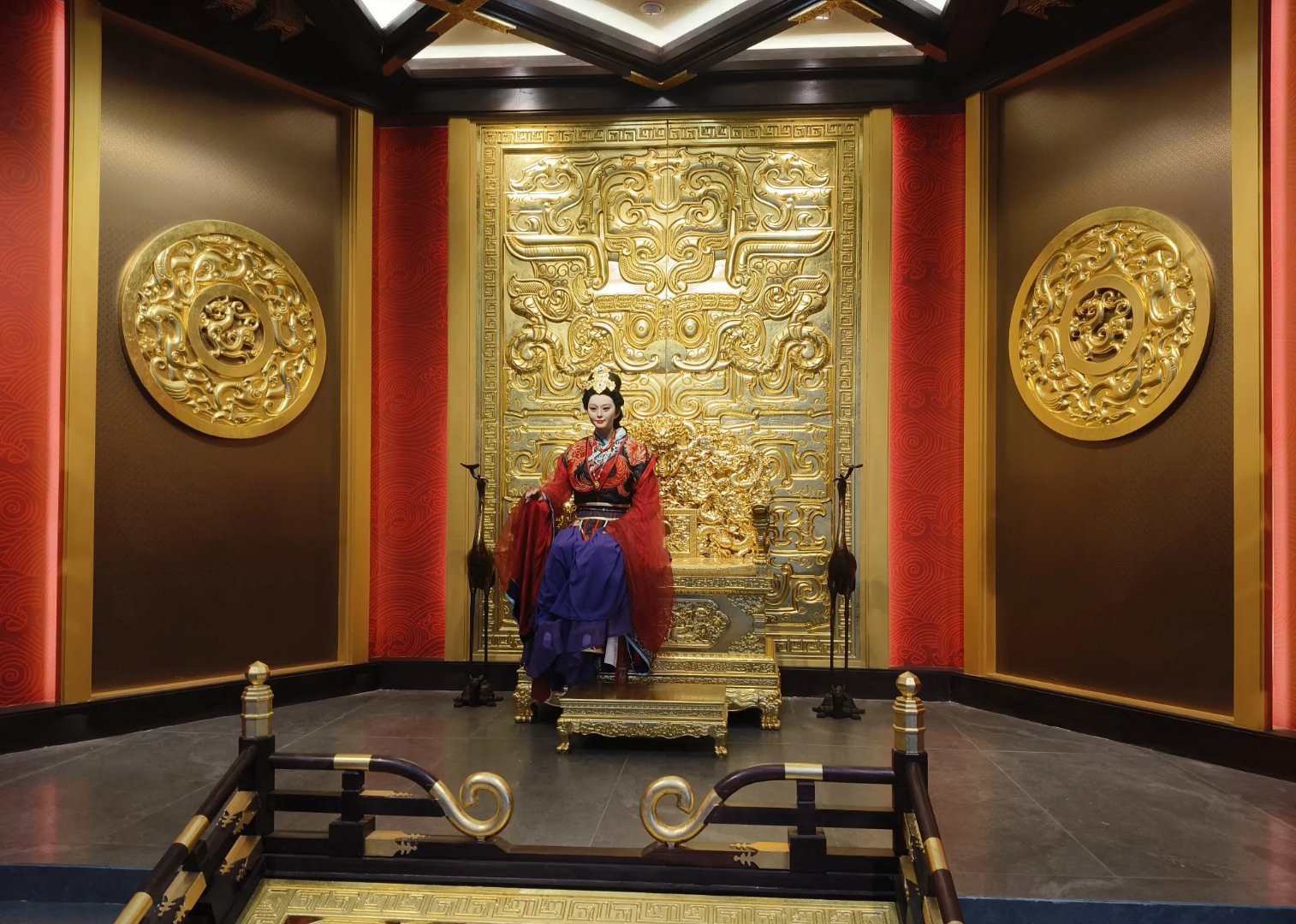 他说,美国如果不打压中国,咱们很快就会崛起,甚至取代美国,成为