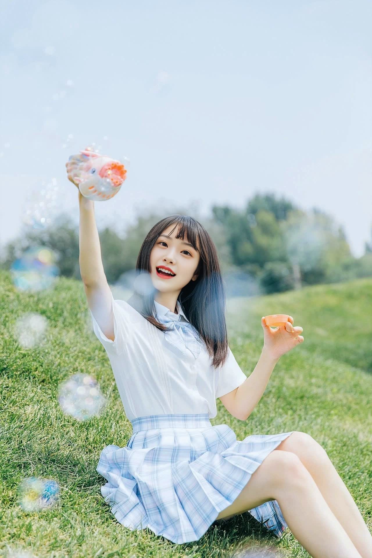 在夏日的阳光里,世界仿佛被轻轻唤醒,每一寸空气都弥漫着温暖与生机