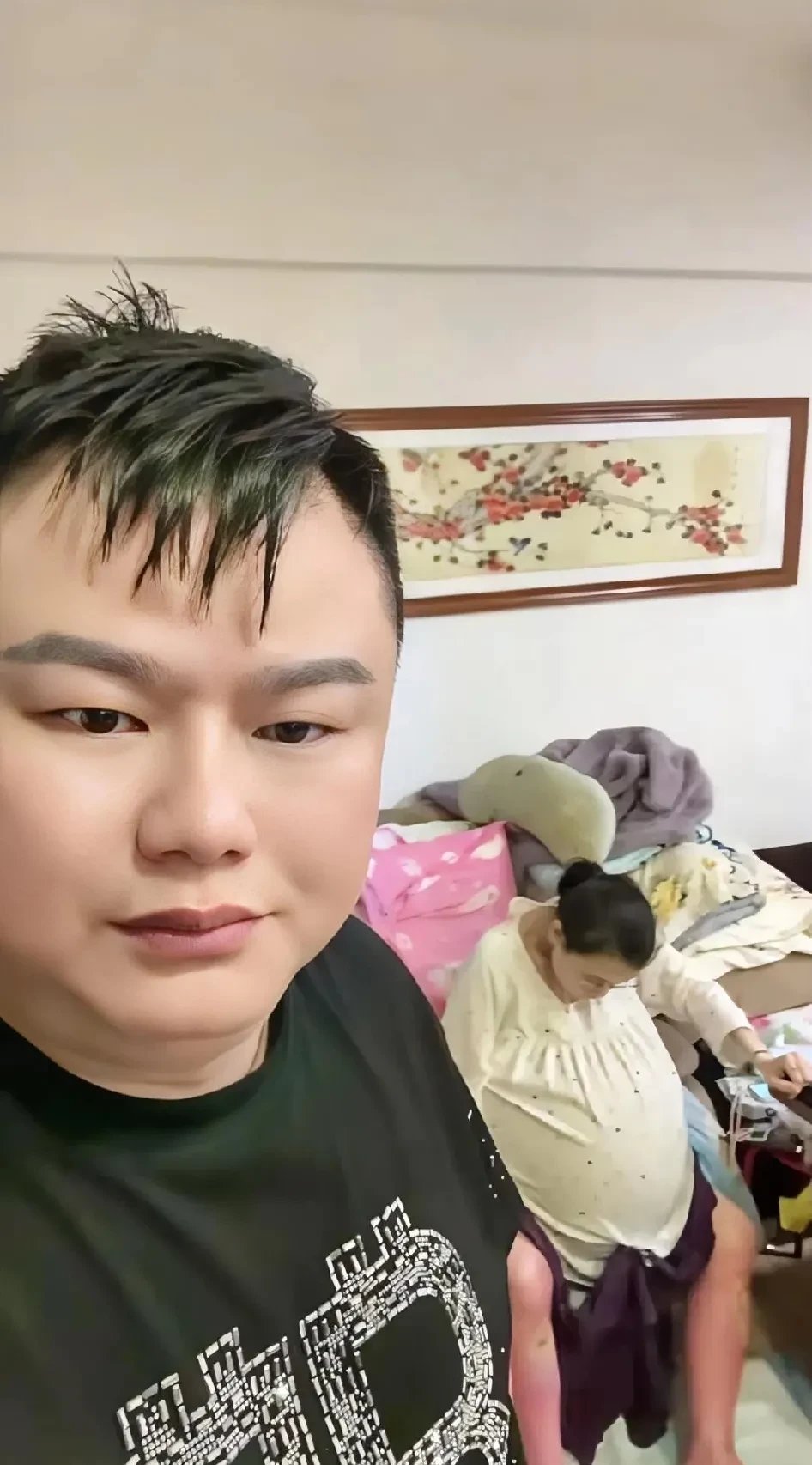 丁丁的腿又出问题了,看起来挺严重的,还不去医院治,偏偏要继续直播