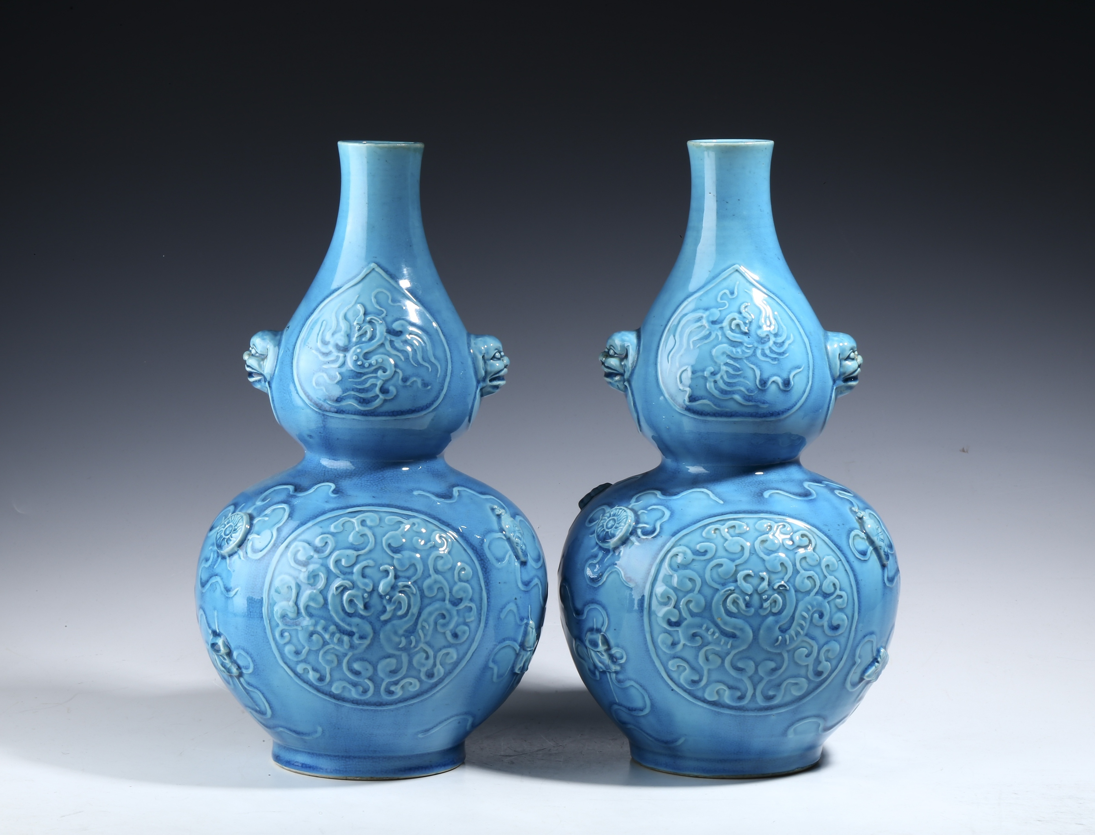 瓷器鉴赏# #古董艺术品# 此件民国·孔雀蓝釉模印八宝云龙纹双耳葫芦