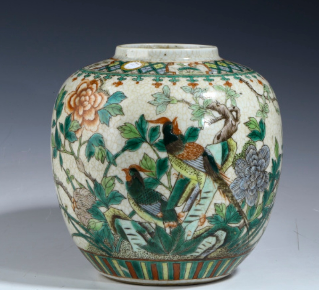 瓷器鉴赏# 此件晚清·哥釉五彩锦鸡牡丹纹罐,唇口,短颈,鼓腹,底承