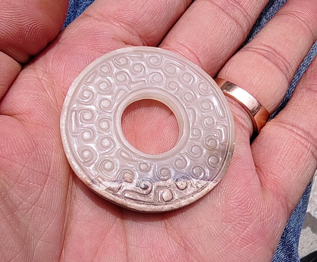 你发来鉴定的为现代工艺仿古谷纹玉璧,新的不老.