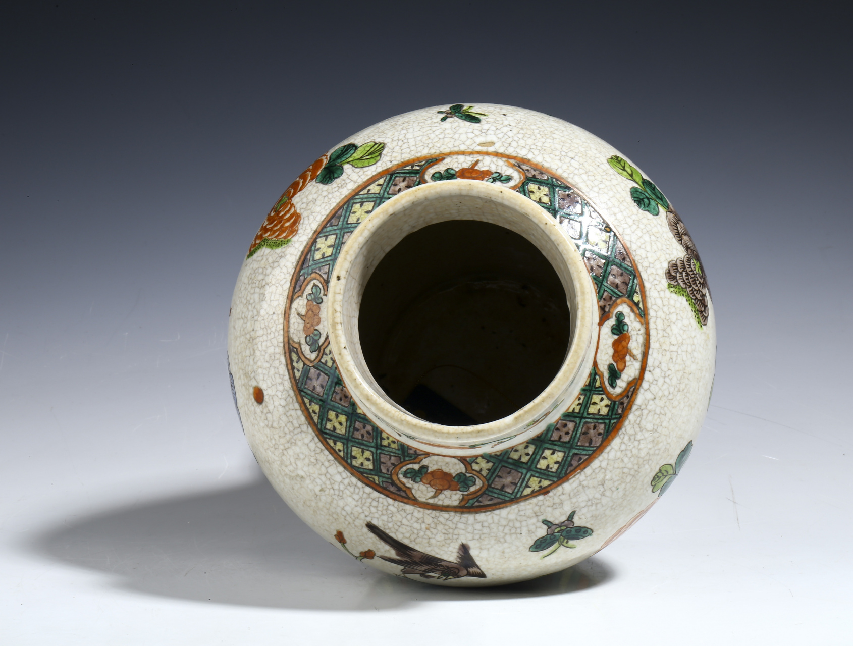 瓷器鉴赏# 此件清晚期·哥釉五彩洞石花鸟纹罐,款识:成化年制.