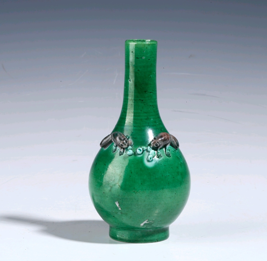 瓷器鉴赏# #古董艺术品# 此件清晚·绿釉堆塑松鼠葡萄纹瓶,唇口,长颈