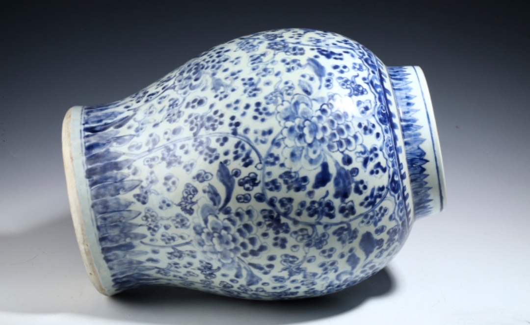 瓷器鉴赏# #古董艺术品# 此件清康熙.青花缠枝牡丹纹将军罐,口径77.