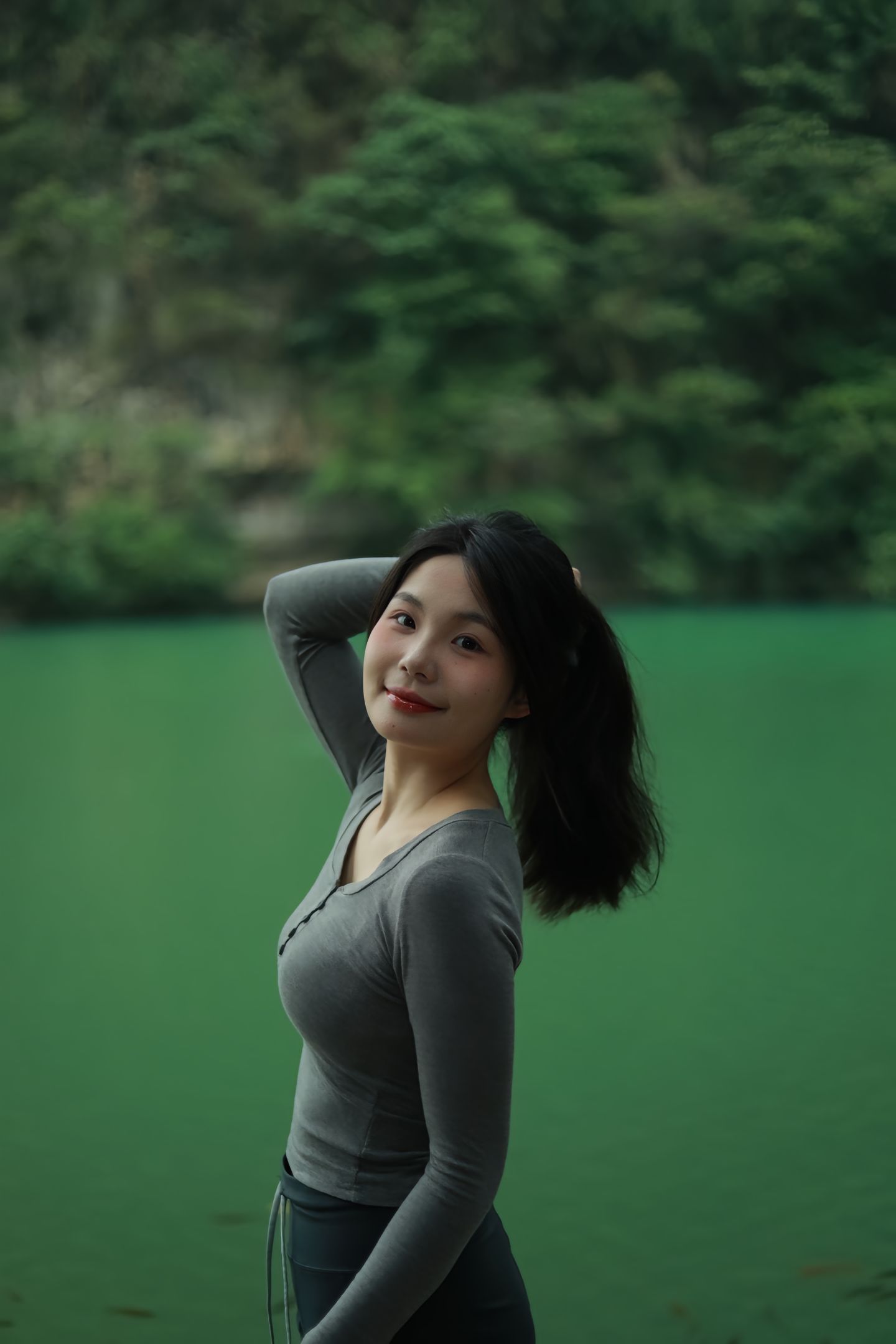 在这宁静的湖畔,她如一幅生动的画卷,优雅地展现在