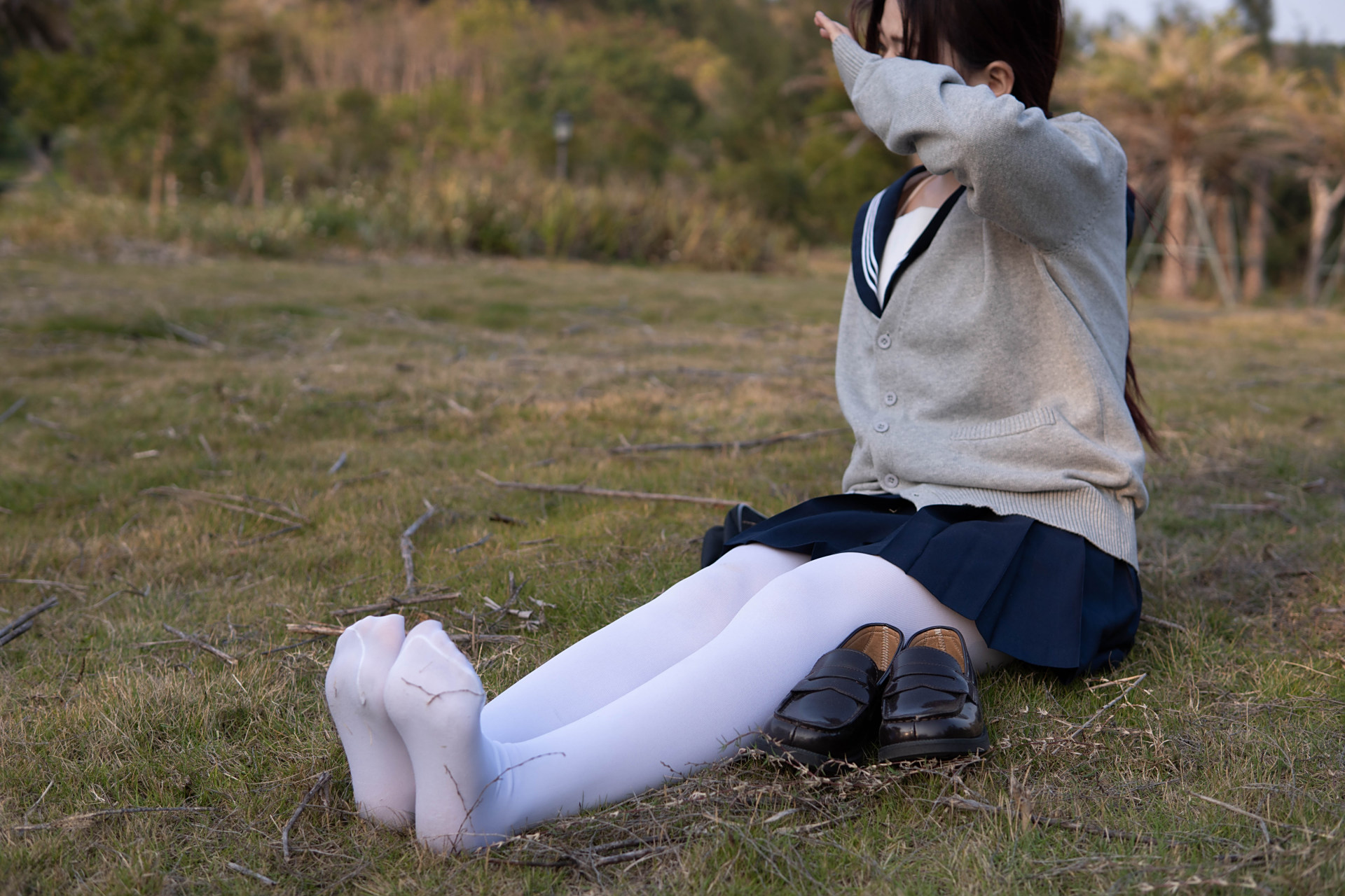 野外的一抹白#丝袜# #美腿玉足# #清纯甜美女孩# #漂亮小姐姐