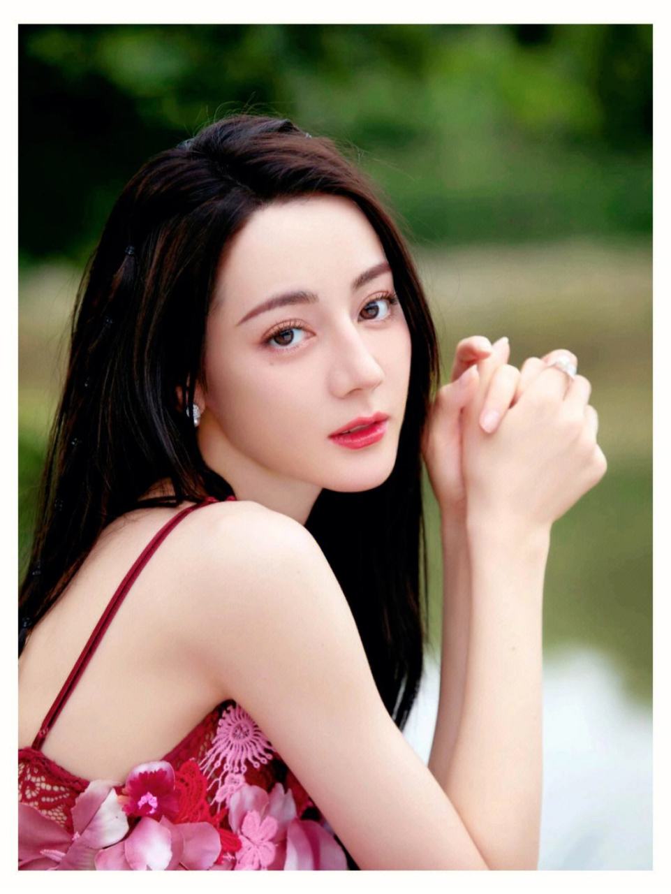 1,张一曼是酒桌社交能手,她有不少外围圈的好姐妹,会给她们介绍资源