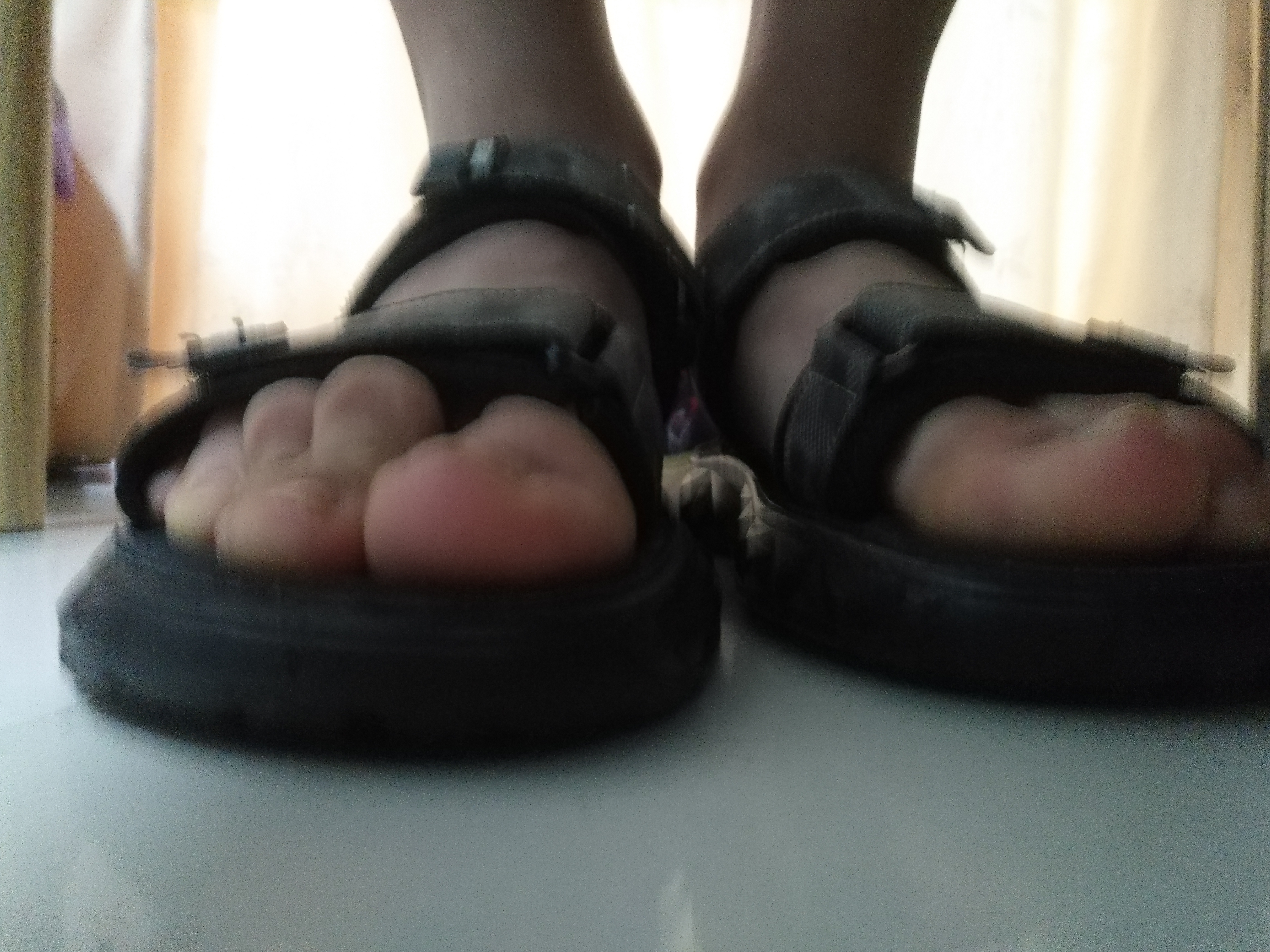 你们觉得是穿袜子穿凉鞋好看还是光脚穿凉鞋好看