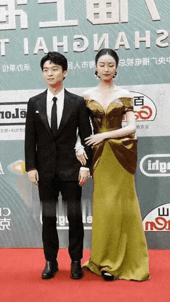 突然发现,倪妮好像很喜欢在舞台和男明星合影时,让男明星扶着她的腰!
