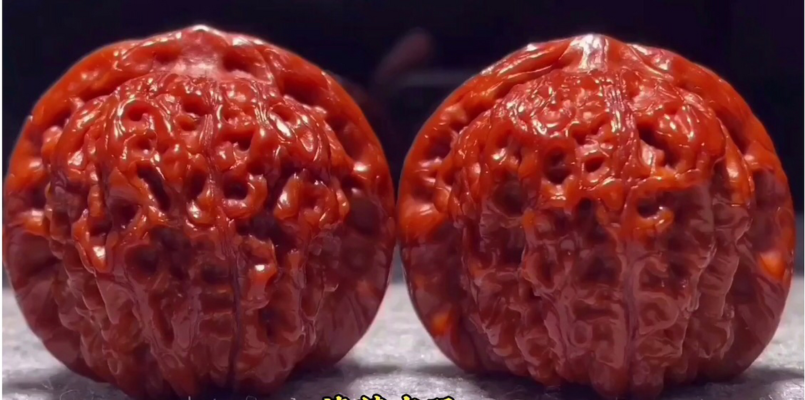 文玩# 揉核桃其实不是一件容易的事,一不小心容易发乌,色差汗大都是