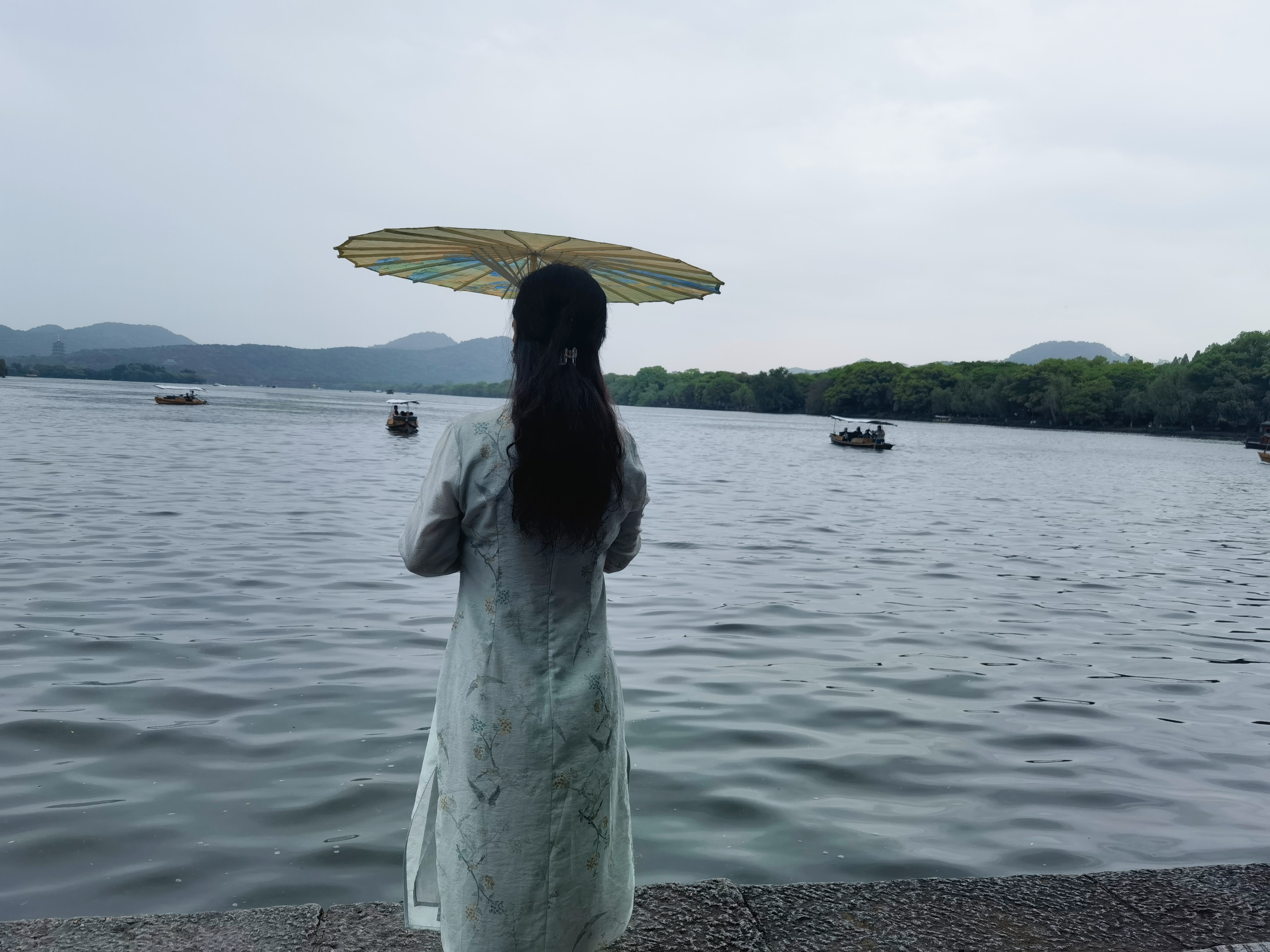 随手拍春天#  西湖美景[比心][比心][比心]五十多了到了拍背影的年纪