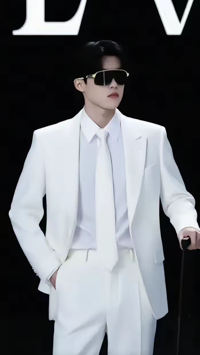 真的是帅的有点过份,很浓厚的霸总味道,妥妥的白马王子,还戴着墨镜,真