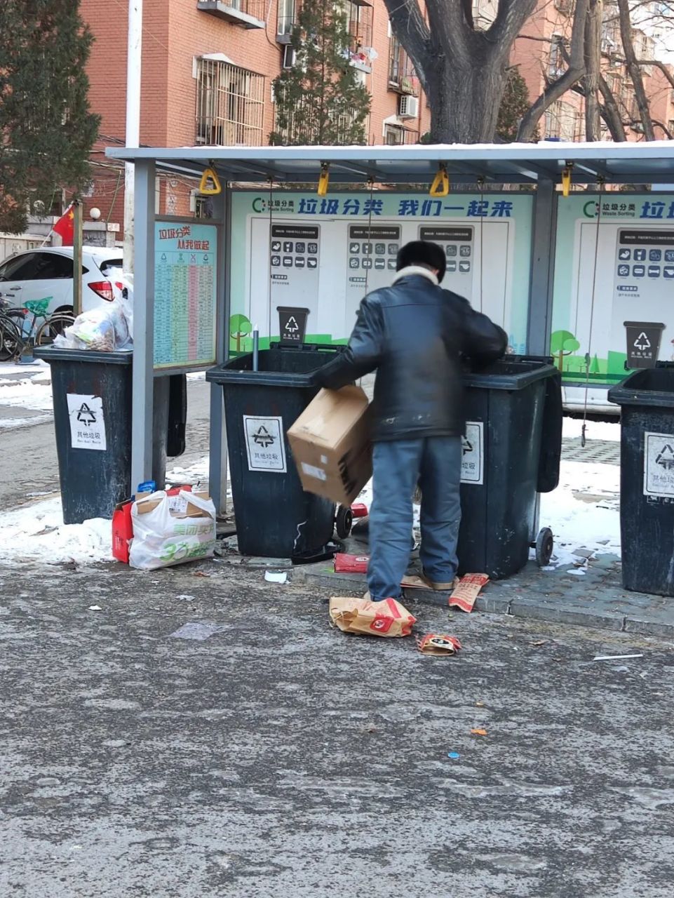 经常外出奔走;经过垃圾桶附近时常有老年人在翻垃圾桶检拾可回收的