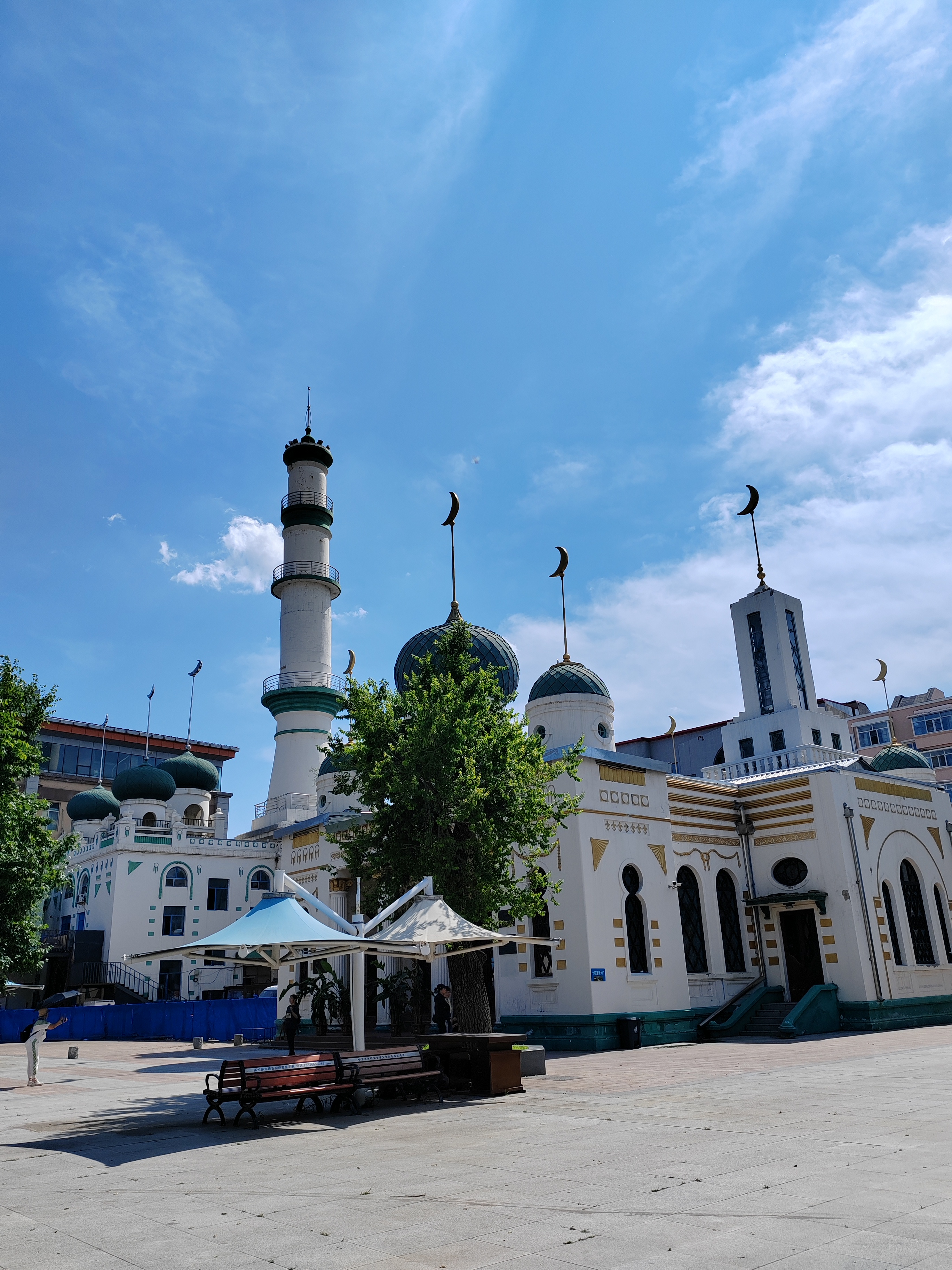 哈尔滨清真寺,地铁清真寺站里就有清真寺风格了,门口还有卖新疆烤包子