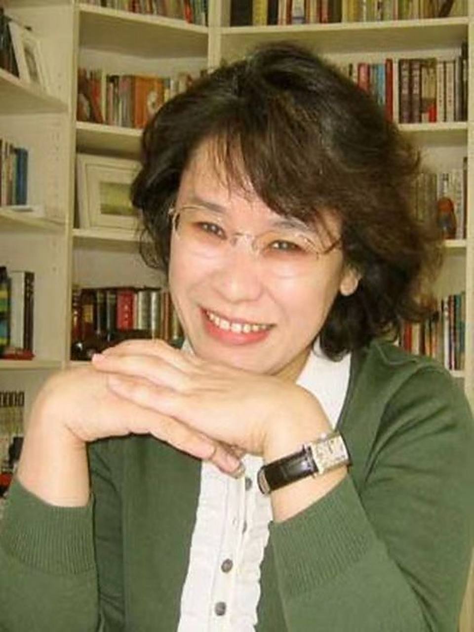 坚韧与百折不挠  张海迪5岁患脊髓病,胸以下全部瘫痪.