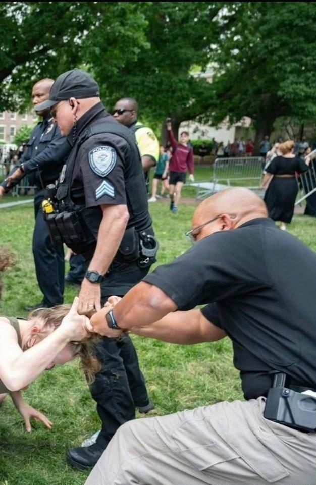 1,拽头发,学会了女人打架的精髓,两个警察配合,对女大学生一招制敌