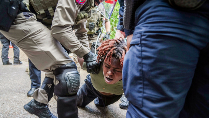 1,拽头发,学会了女人打架的精髓,两个警察配合,对女大学生一招制敌